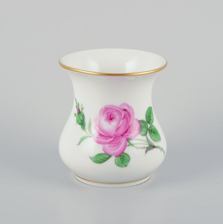 Meissen, two small "Pink Rose" porcelain vases hand-painted with pink roses. - 2