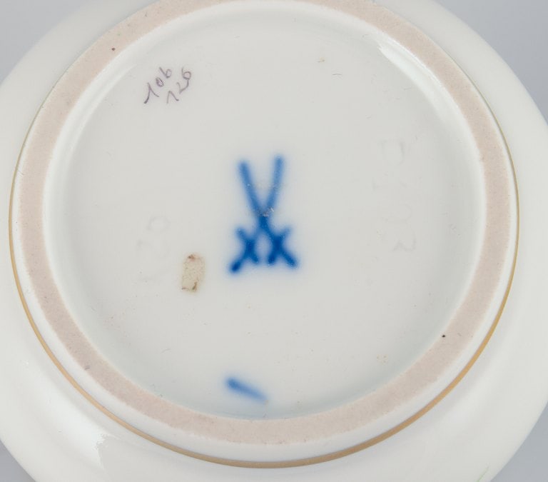 Meissen, two small "Pink Rose" porcelain vases hand-painted with pink roses. - 7