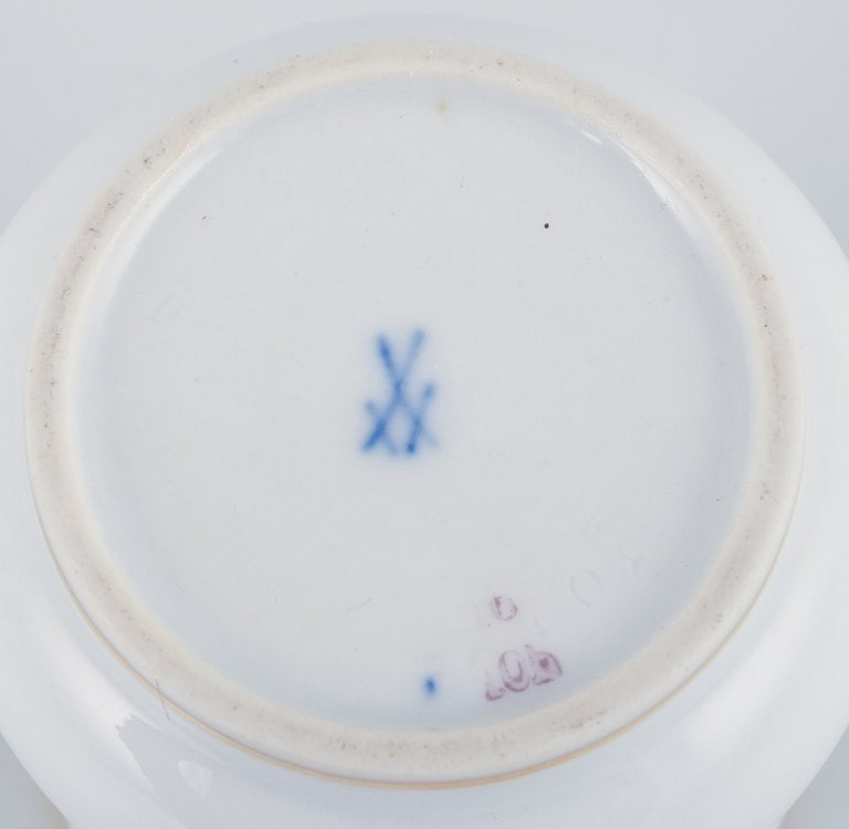 Meissen, two small "Pink Rose" porcelain vases hand-painted with pink roses. - 8