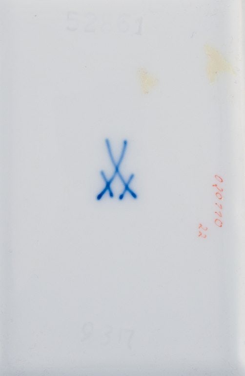 Meissen, three pieces of "Pink Rose" a plant pot, milk jug, and a tea caddy in porcelain - 7