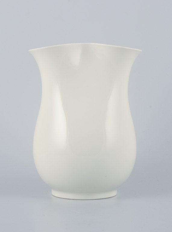 Thorkild Olsen 1890 - 1973 for Royal Copenhagen porcelain vase in modernist design. - 2