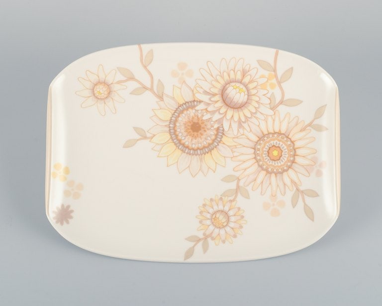 Villeroy & Boch, Luxembourg, two porcelain dishes. Designed with retro-style sunflowers. - 2