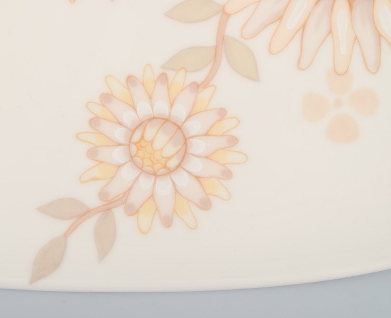 Villeroy & Boch, Luxembourg, two porcelain dishes. Designed with retro-style sunflowers. - 4
