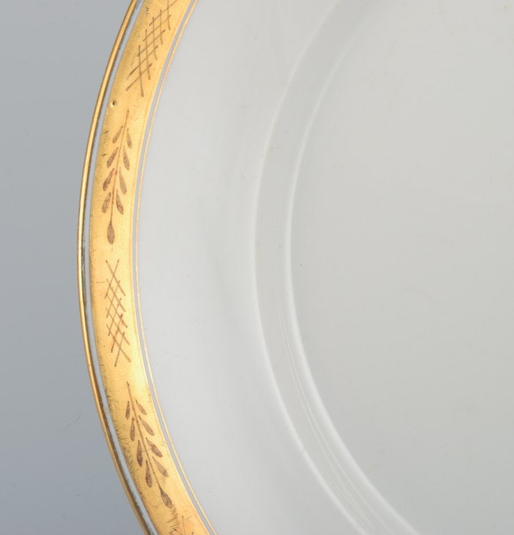 Royal Copenhagen no. 607. Round serving dish in porcelain. Gold border with foliage. - 2