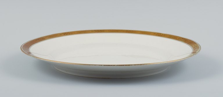 Royal Copenhagen no. 607. Round serving dish in porcelain. Gold border with foliage. - 3