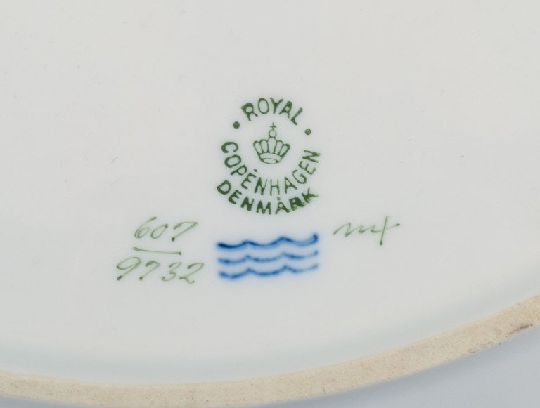 Royal Copenhagen no. 607. Round serving dish in porcelain. Gold border with foliage. - 5