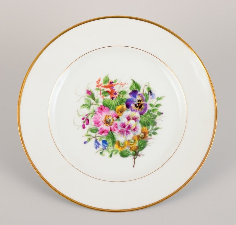 Bing & Grøndahl, four dinner plates in porcelain hand-painted with polychrome flowers and gold - 2