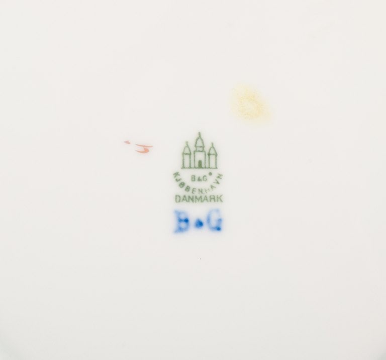 Bing & Grøndahl, four dinner plates in porcelain hand-painted with polychrome flowers and gold - 6