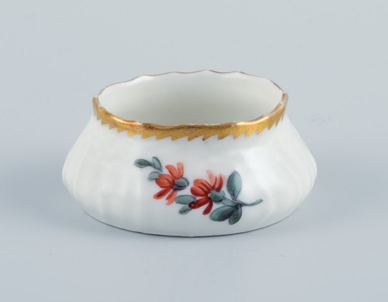 Royal Copenhagen, Saxon Flower. A set of five salt vessels, hand painted with flowers and gold edge. - 6