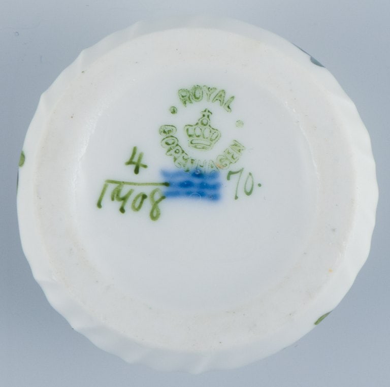 Royal Copenhagen, Saxon Flower. A set of five salt vessels, hand painted with flowers and gold edge. - 7