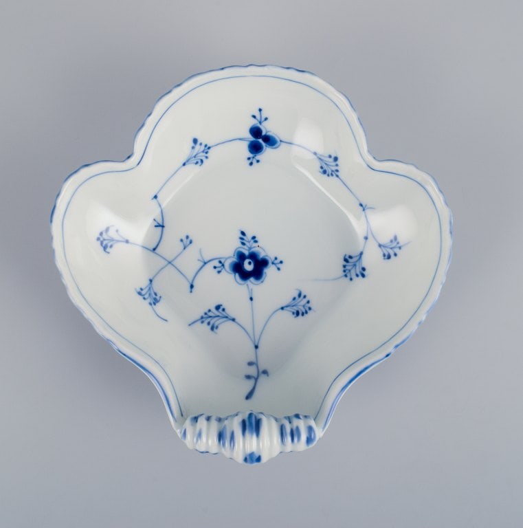 Bing & Grondahl, Denmark, Blue Fluted, hand-painted mussel-shaped bowl. - 3