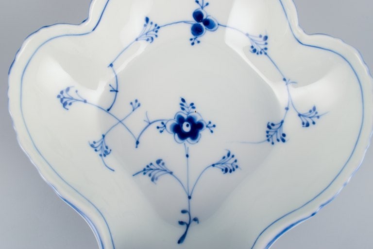 Bing & Grondahl, Denmark, Blue Fluted, hand-painted mussel-shaped bowl. - 4