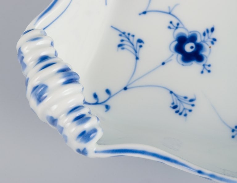 Bing & Grondahl, Denmark, Blue Fluted, hand-painted mussel-shaped bowl. - 5