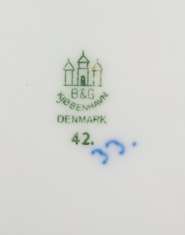 Bing & Grondahl, Denmark, Blue Fluted, hand-painted mussel-shaped bowl. - 6