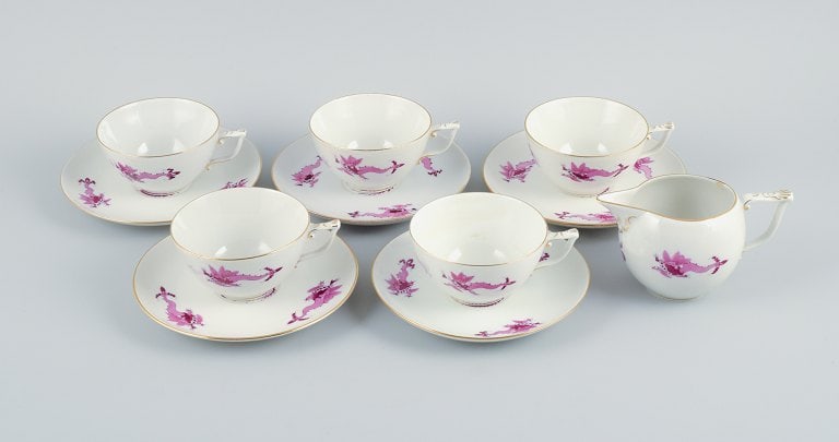 Meissen, Rich Court Dragon, a five-person purple tea service with gold decoration. Consisting of (1 of 8)