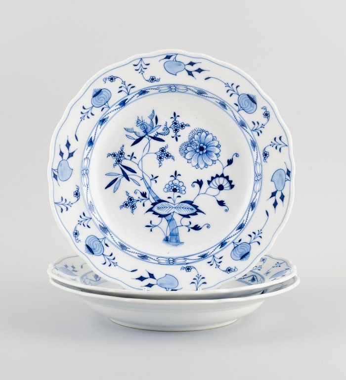 Stadt Meissen, three deep plates - Blue Onion pattern. (1 of 5)