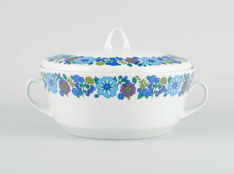 Paar, Bavaria, Jaeger & Co, Germany. Large porcelain lidded tureen with floral motif. - 2