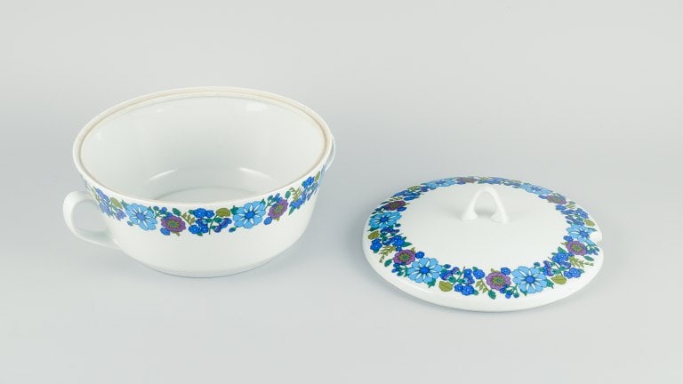 Paar, Bavaria, Jaeger & Co, Germany. Large porcelain lidded tureen with floral motif. - 3
