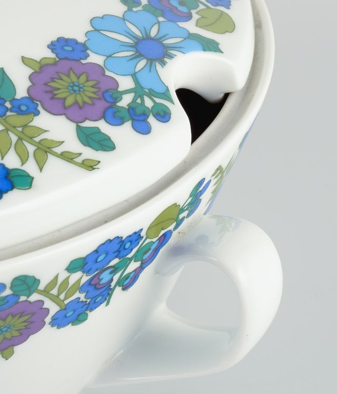 Paar, Bavaria, Jaeger & Co, Germany. Large porcelain lidded tureen with floral motif. - 5
