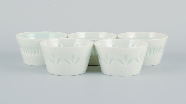 Friedl Holzer-Kjellberg (1905-1993) for Arabia, Finland. Fem Arabia skåle i risporcelæn. - 2