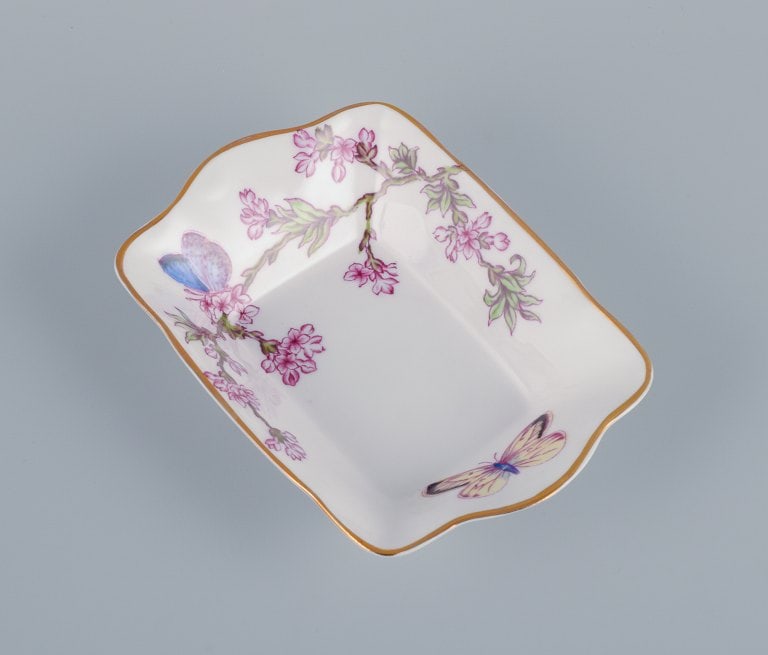 Tuscan, England, Bone China. Two pairs of large coffee cups, a plate and a small bowl decorated with - 4