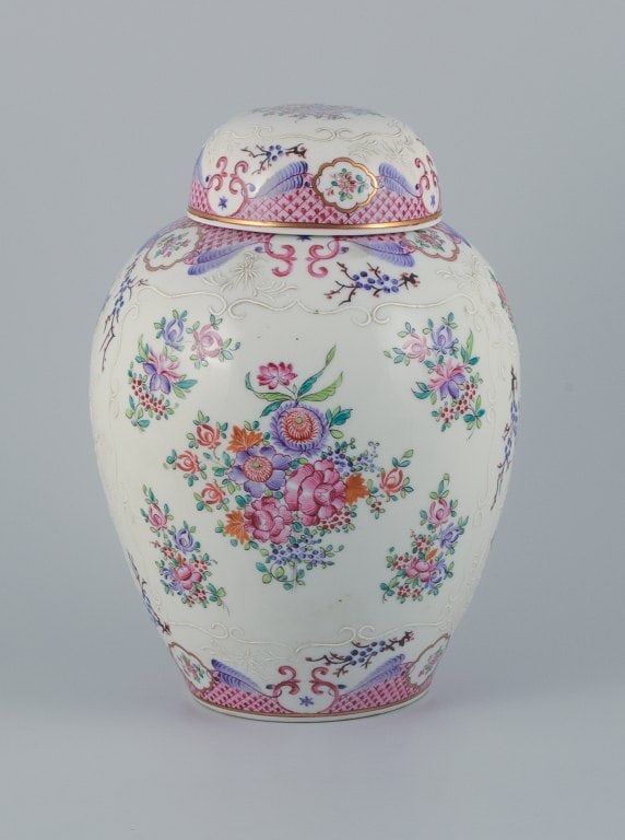 Samson, France, large porcelain lid bojan in oriental style. Hand painted with floral motifs in many - 2