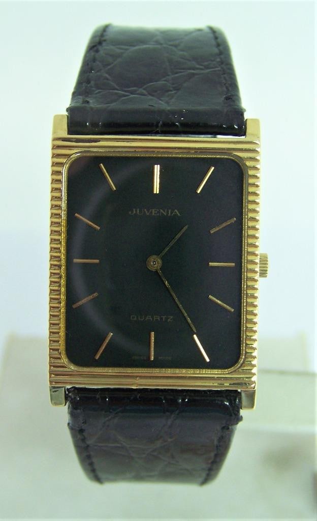 Mens Solid 18K Yellow Gold JUVENIA Ultra Thin Watch in Excellent Condition: Mens Solid 18K Yellow Gold JUVENIA ULTRA THIN Watch in Excellent Condition ​ This Men’s Juvenia watch is Swiss made. Great present for watch collectors & enthusiasts! * Solid 18k yellow go