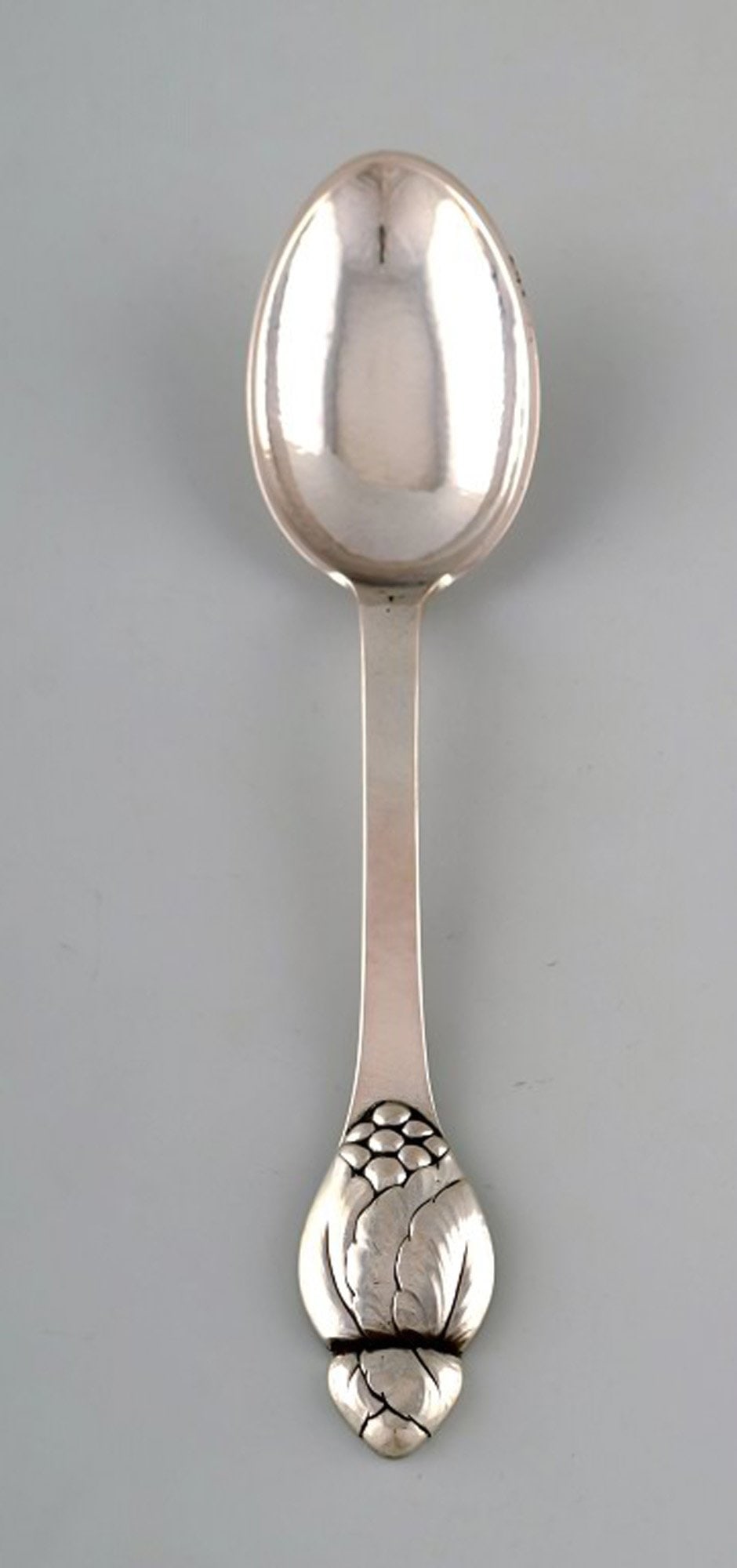 Evald Nielsen number 6, serving spoon in all silver. 1920's. Two pieces in stock.: Title:Evald Nielsen number 6, serving spoon in all silver. 1920's. Two pieces in stock. Description:Evald Nielsen number 6, serving spoon in all silver. 1920's. Two pieces in stock. Measures: 21,5 cm.