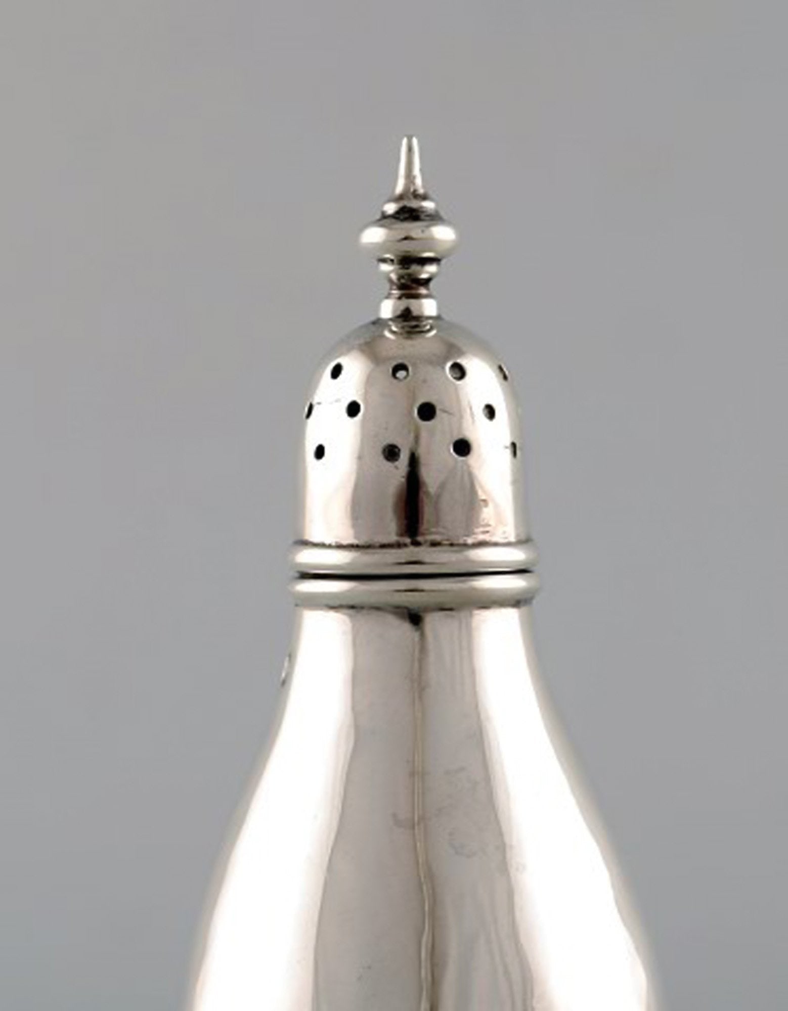 English pepper shaker in silver. Late 19th century. From large private collection. - 2
