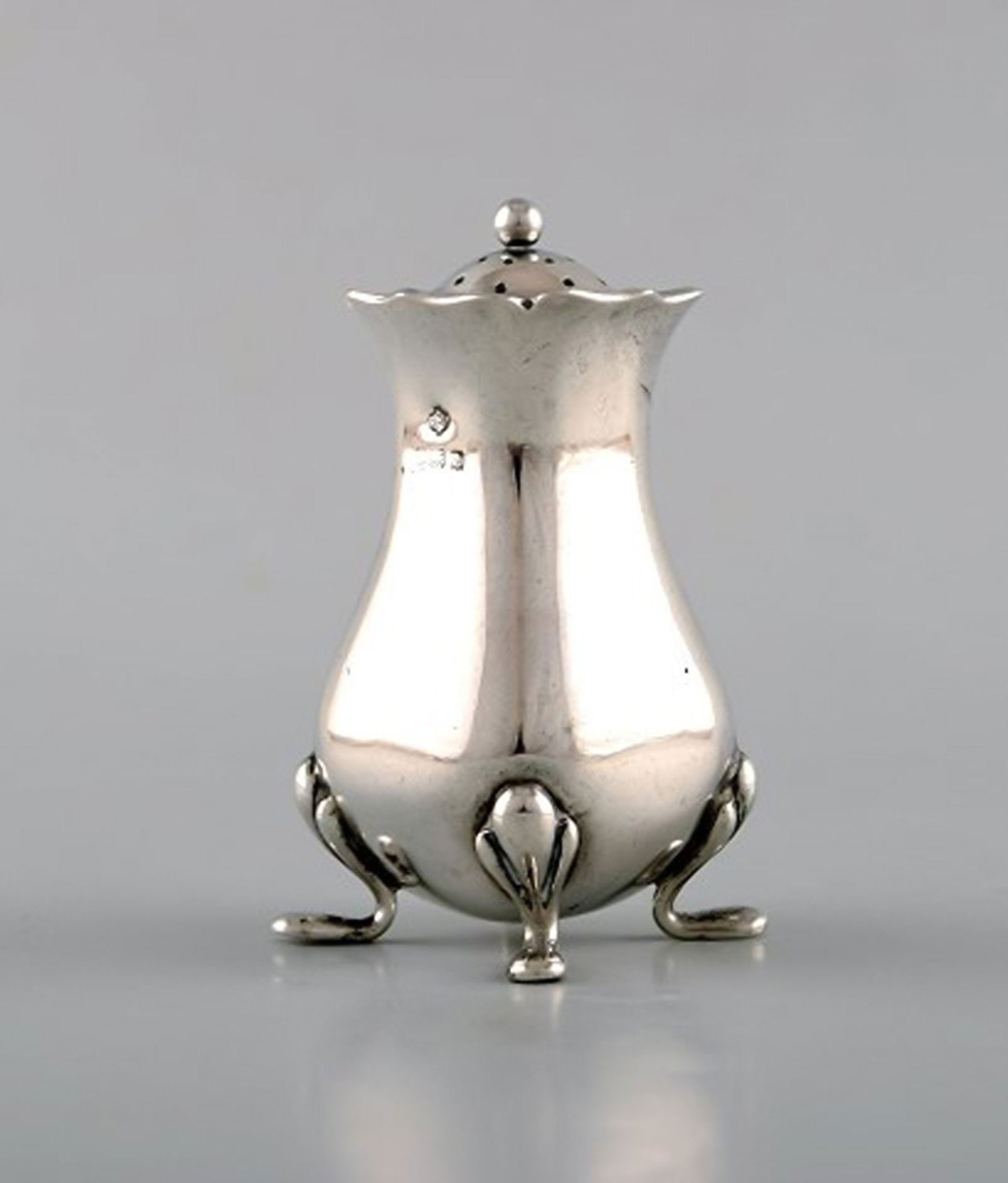 English pepper shaker in silver. Late 19th century. From large private collection. - 2