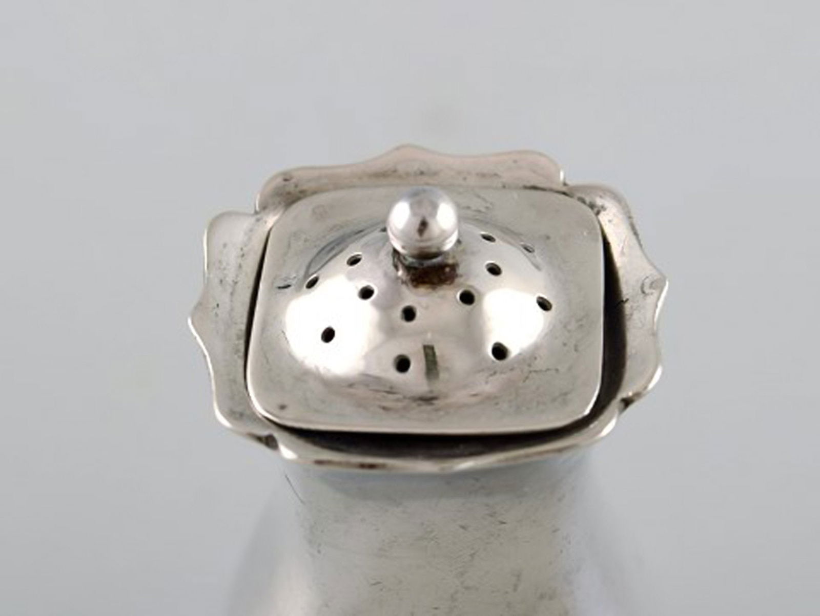 English pepper shaker in silver. Late 19th century. From large private collection. - 3