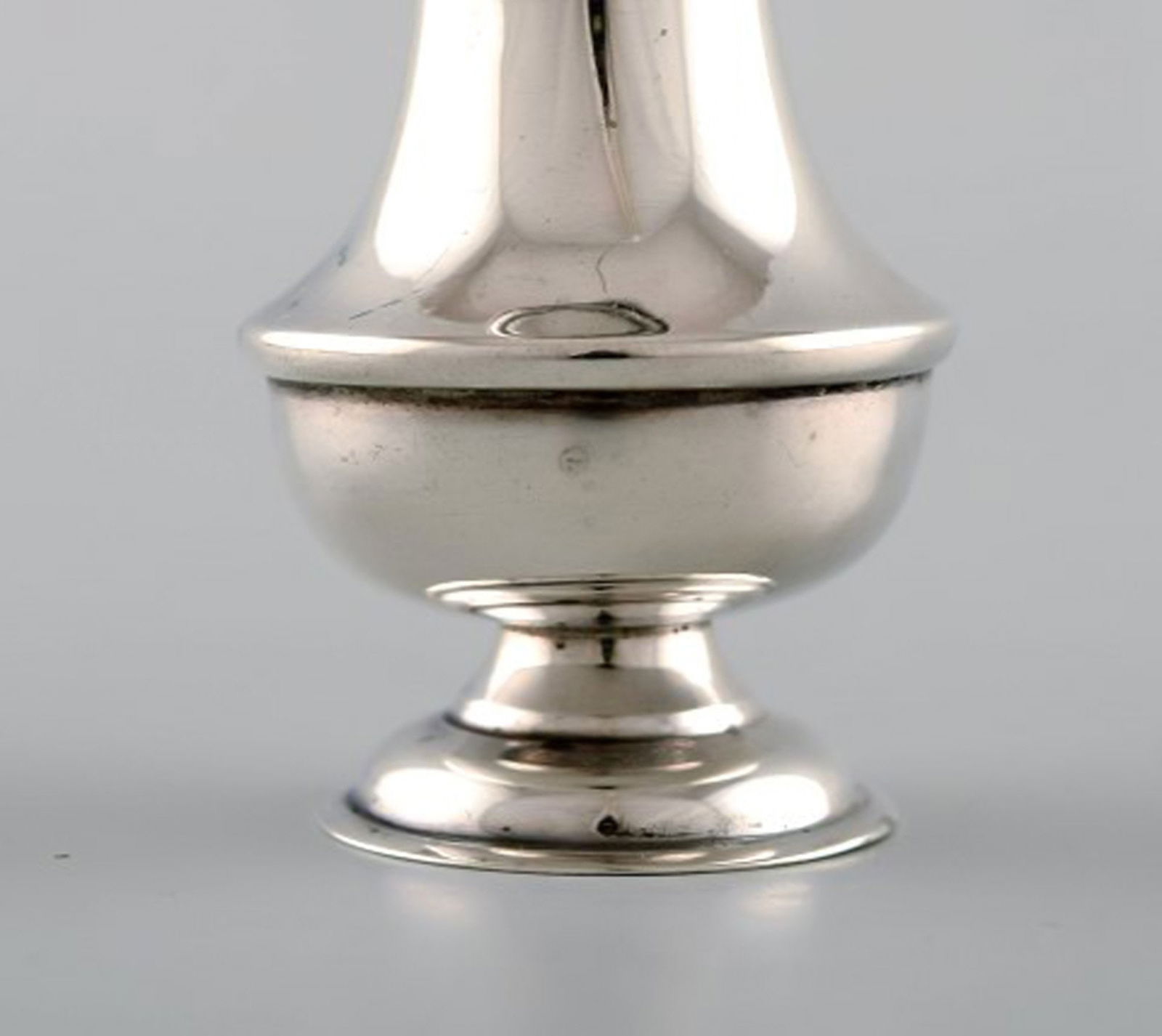 English pepper shaker in silver. Late 19th century. From large private collection. - 3
