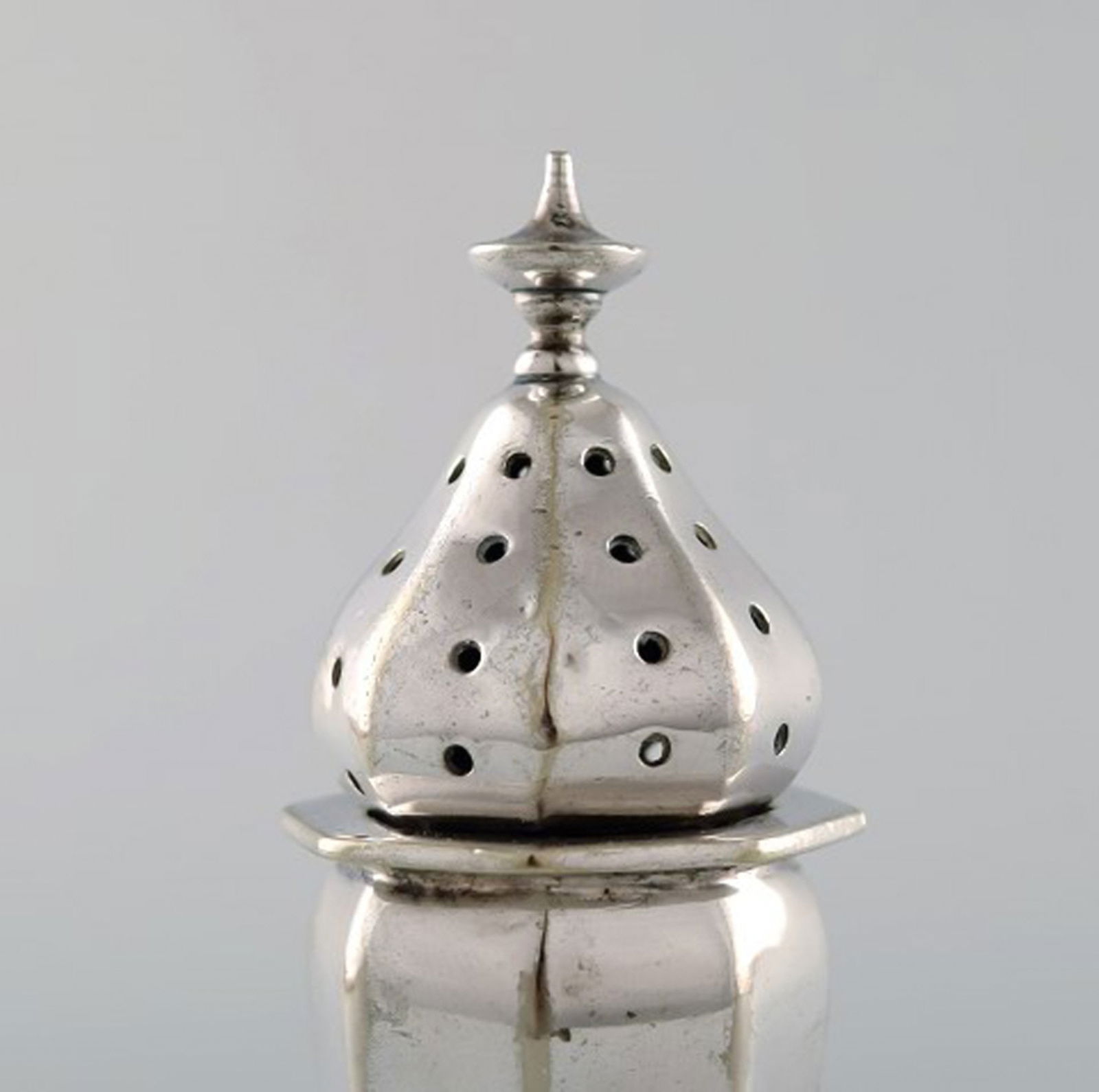 English pepper shaker in silver. Late 19th century. From large private collection. - 2