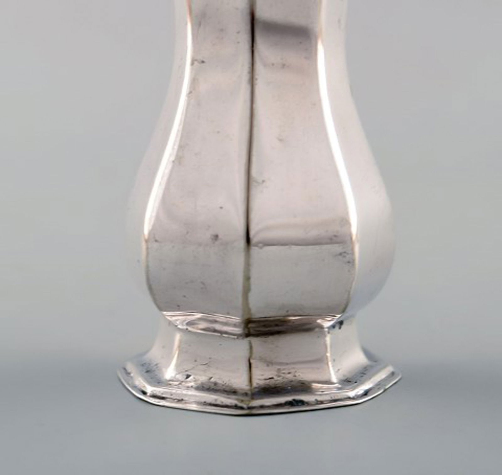 English pepper shaker in silver. Late 19th century. From large private collection. - 3