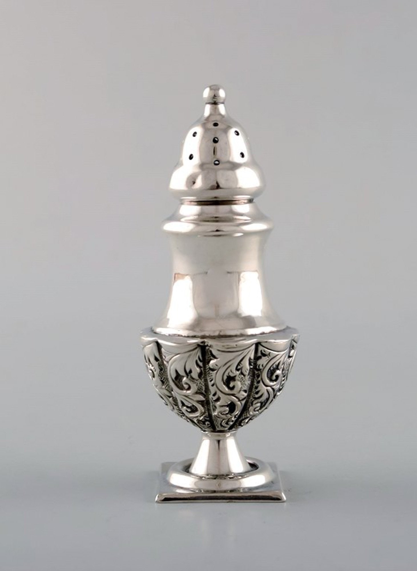 English pepper shaker in silver. Late 19th century. From large private collection. (1 of 4)