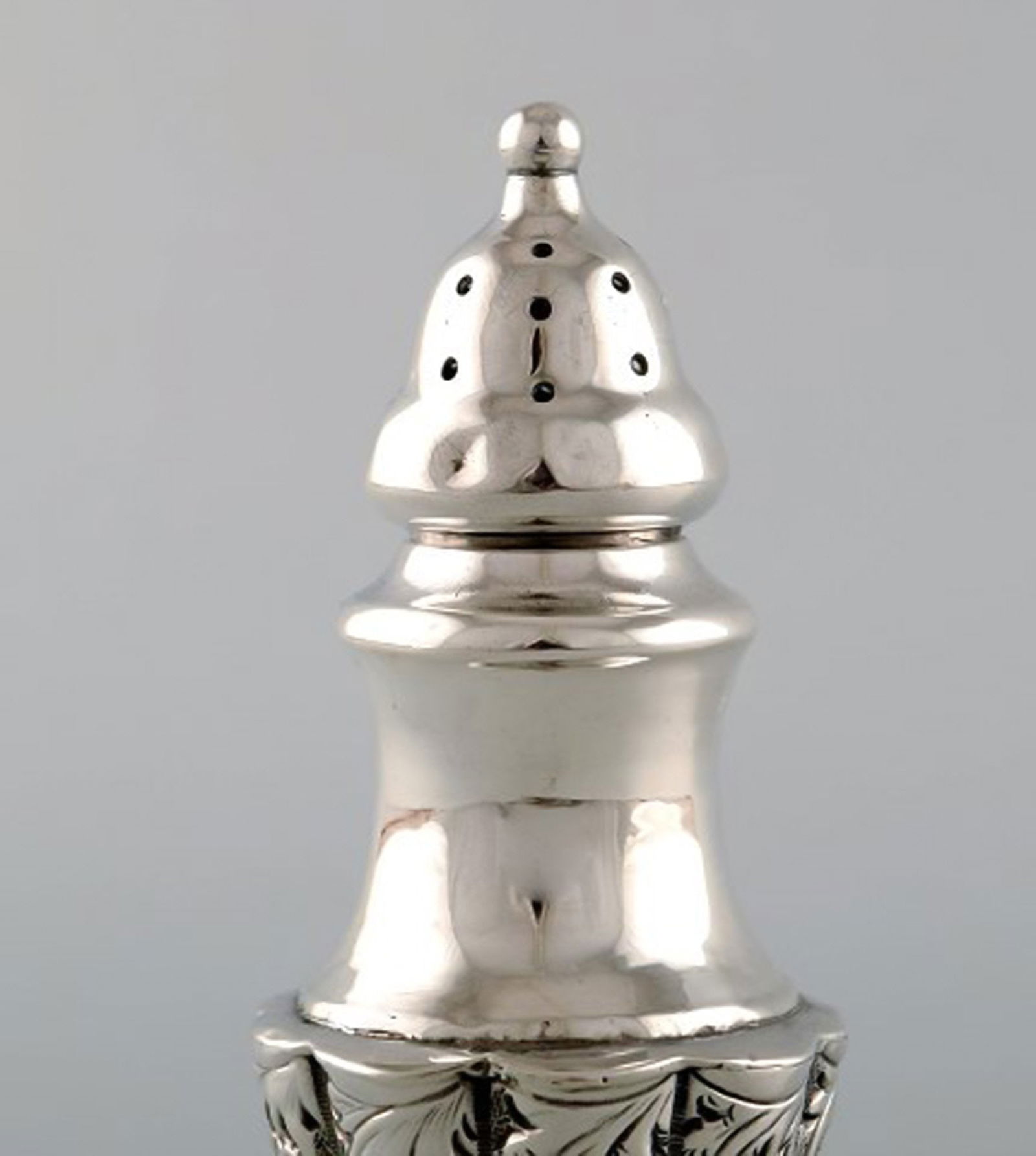 English pepper shaker in silver. Late 19th century. From large private collection. - 2