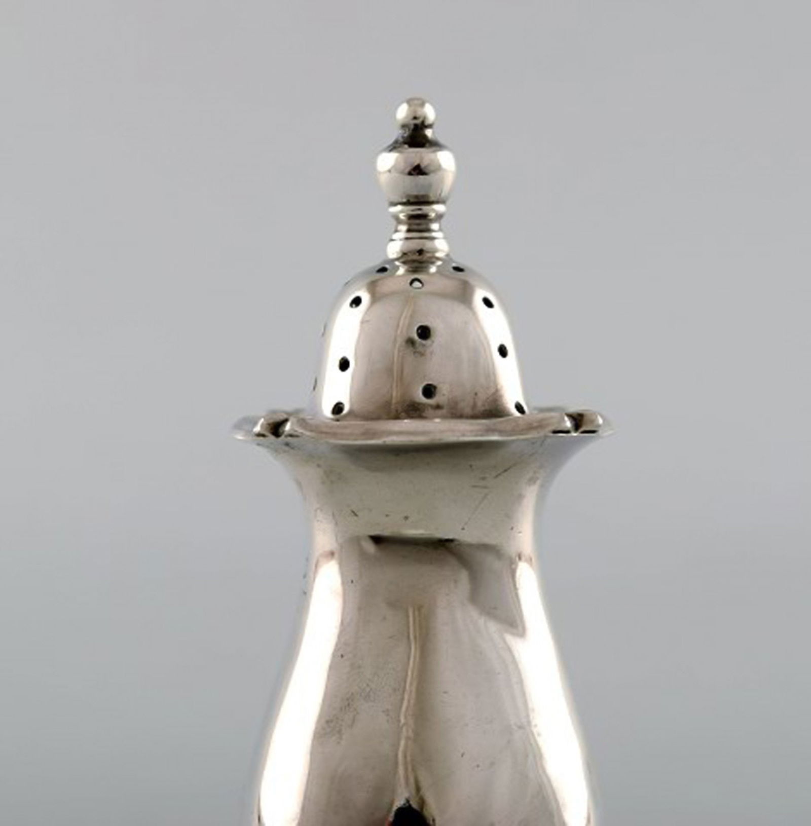 English pepper shaker in silver. Late 19th century. From large private collection. - 2