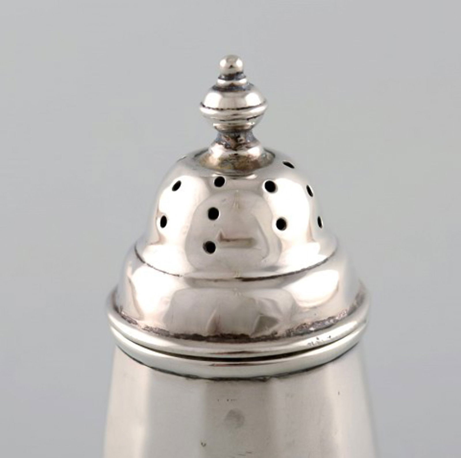 English pepper shaker in silver. Late 19th century. From large private collection. - 2