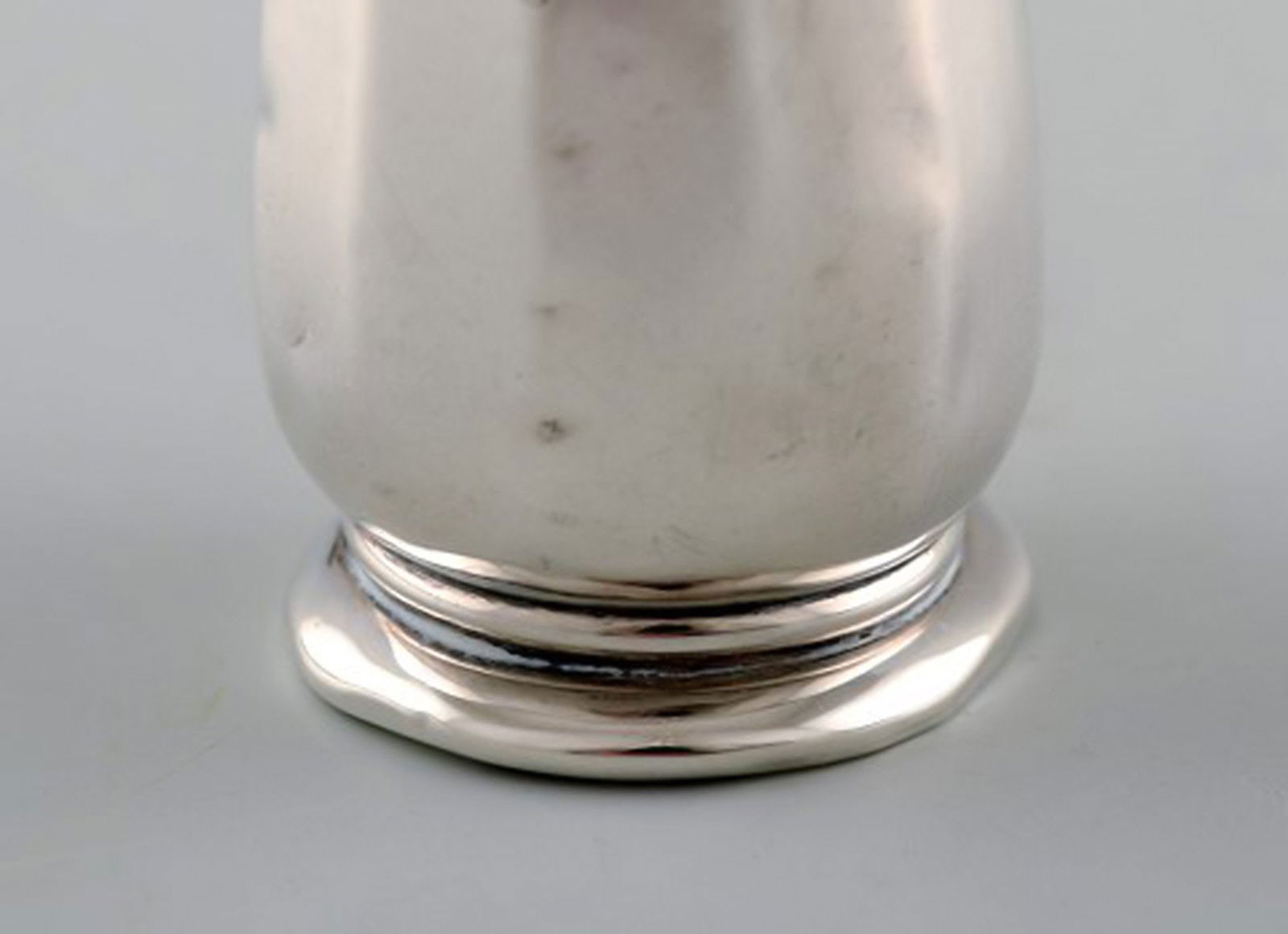 English pepper shaker in silver. Late 19th century. From large private collection. - 3