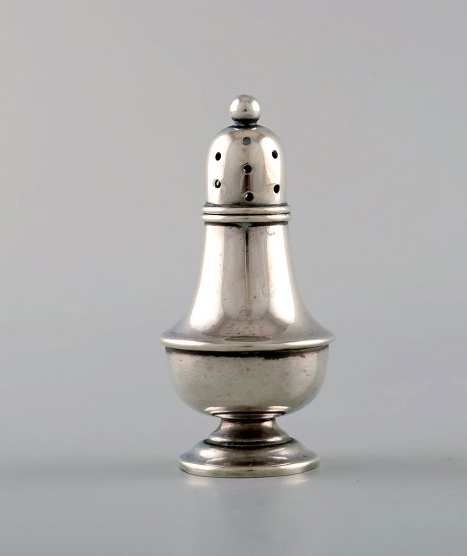 English pepper shaker in silver. Late 19th century. From large private collection. (1 of 5)