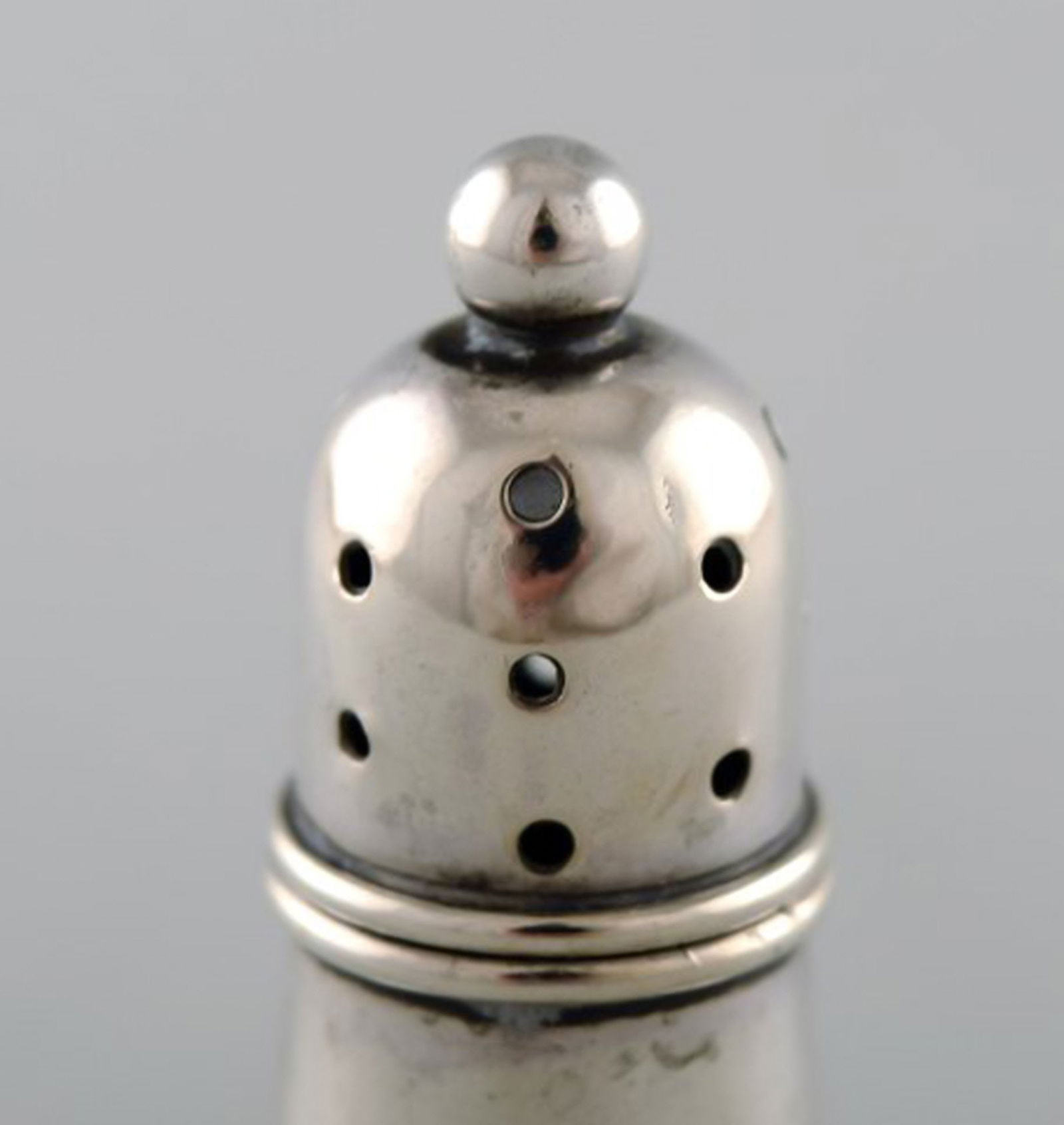 English pepper shaker in silver. Late 19th century. From large private collection. - 4