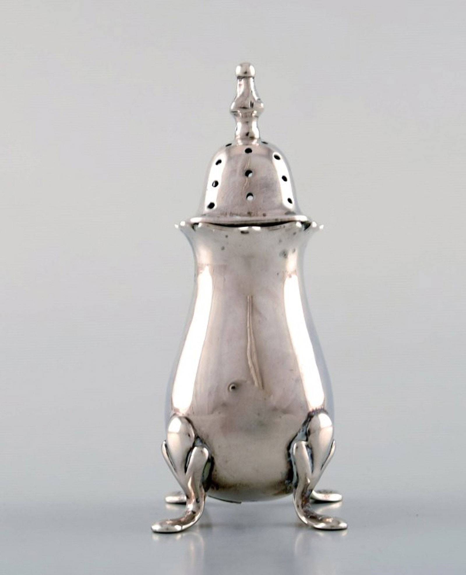 English pepper shaker in silver. Late 19th century. From large private collection. (1 of 5)