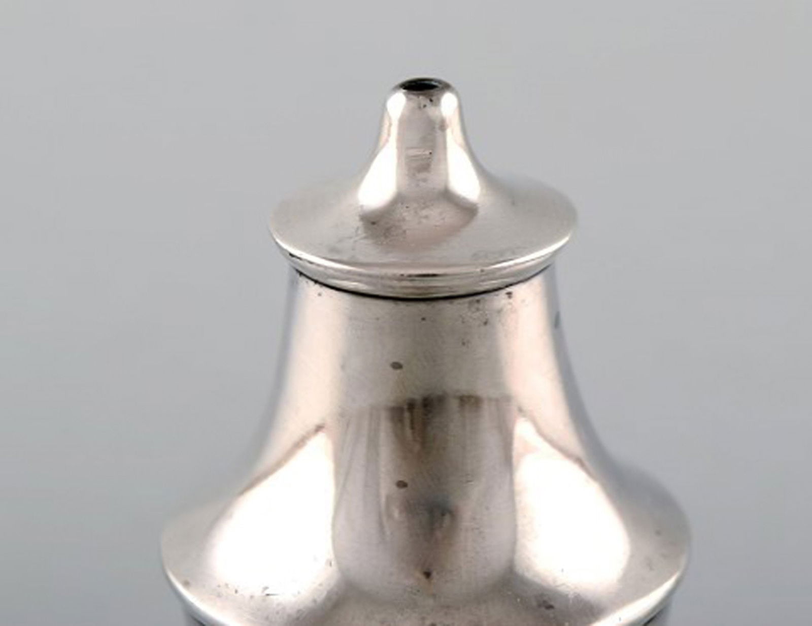 English pepper shaker in silver. Late 19th century. From large private collection. - 3