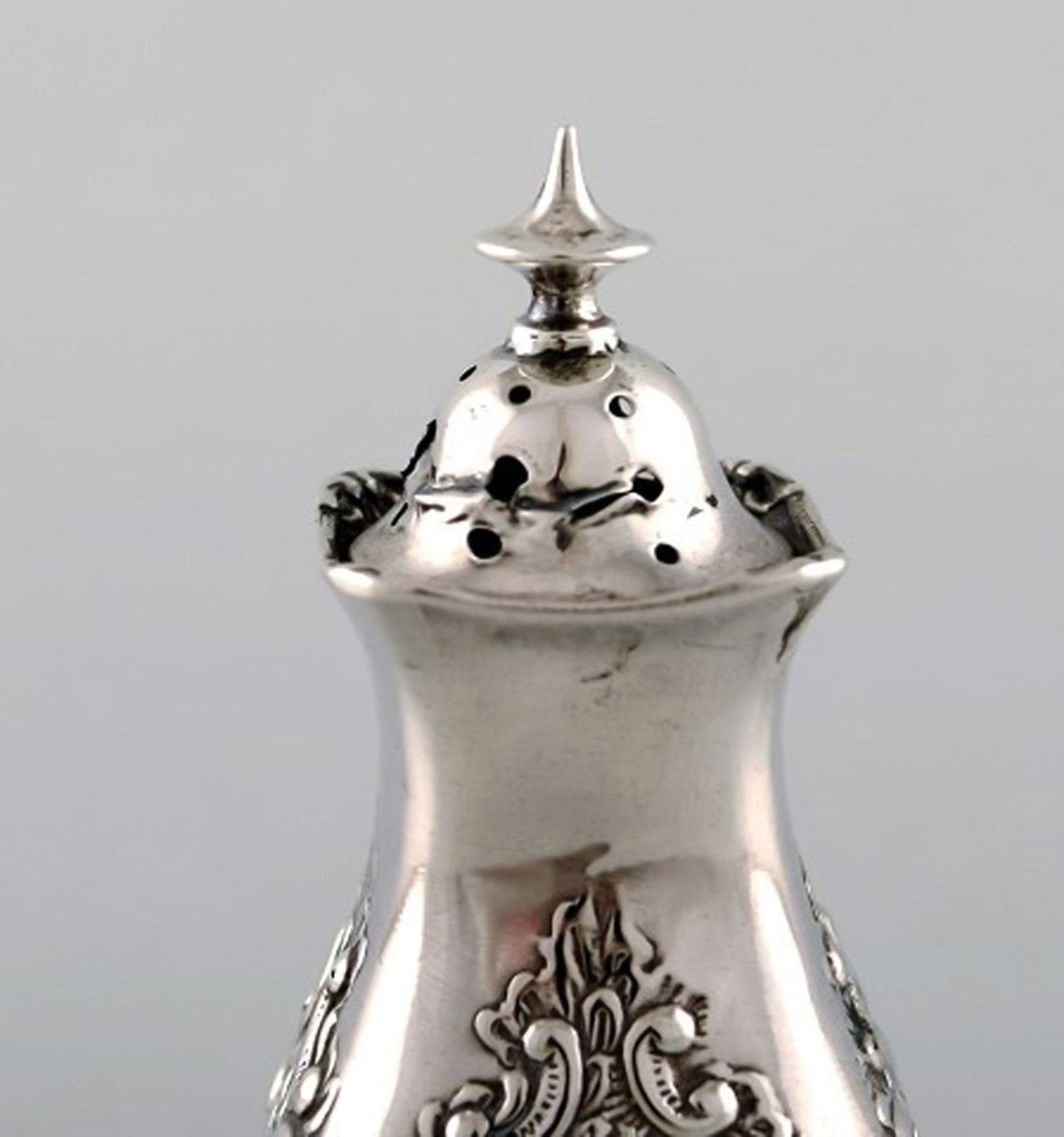 English pepper shaker in silver. Late 19th century. From large private collection. - 2