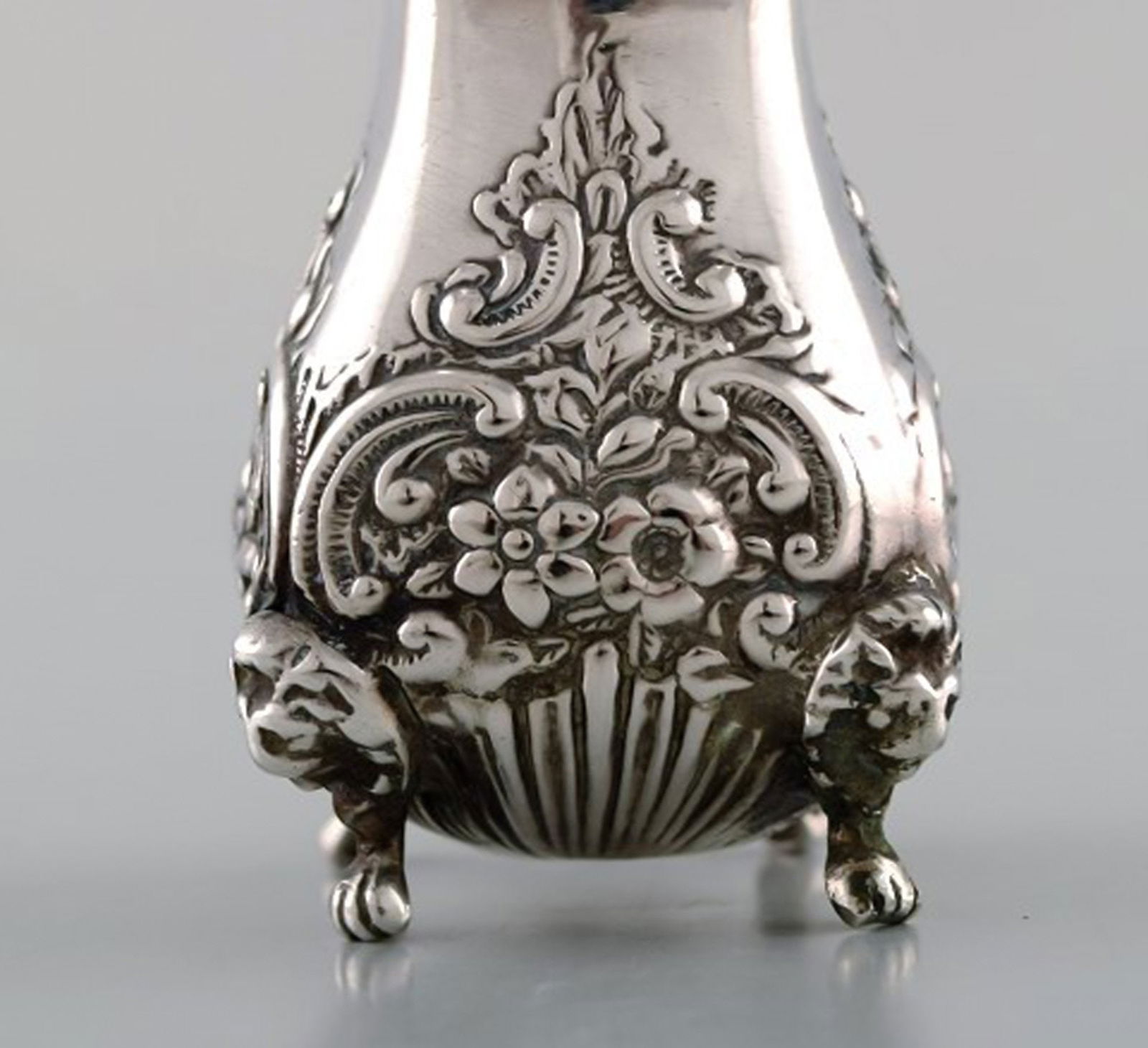 English pepper shaker in silver. Late 19th century. From large private collection. - 3