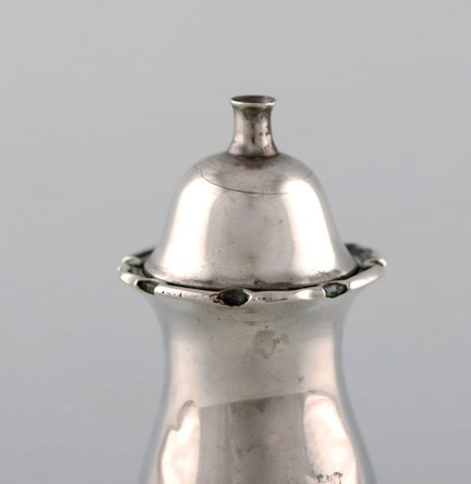 English pepper shaker in silver. Late 19th century. From large private collection. - 3