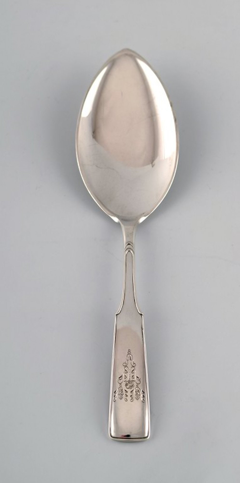 Hans Hansen silverware number 2. Serving spade in silver (830). 1936.: Title:Hans Hansen silverware number 2. Serving spade in silver (830). 1936. Description:Hans Hansen silverware number 2. Serving spade in all silver (830). 1936. Measures: 20,8 cm. Perfect condition.