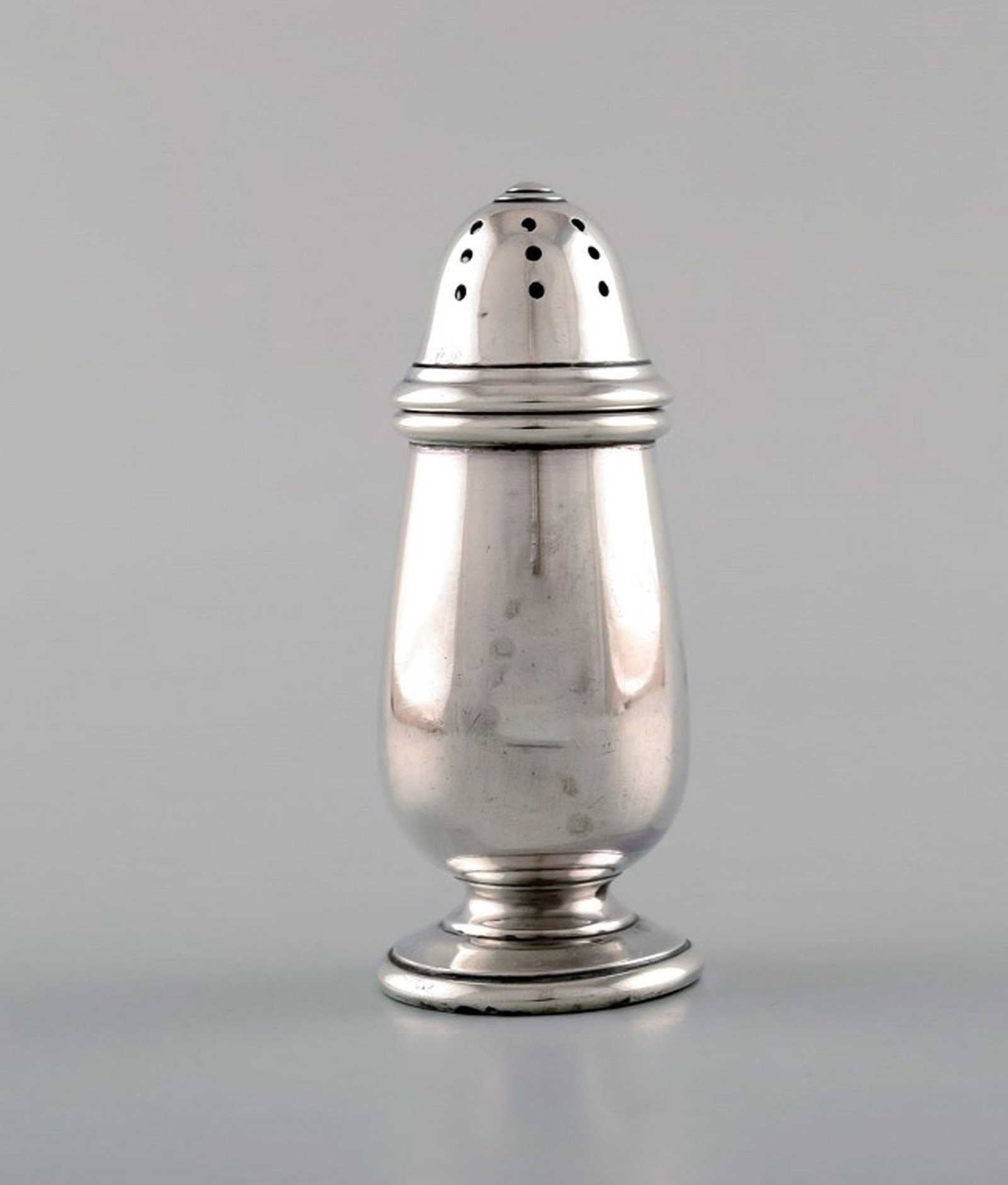 English pepper shaker in silver. Late 19th century. From large private collection. (1 of 5)