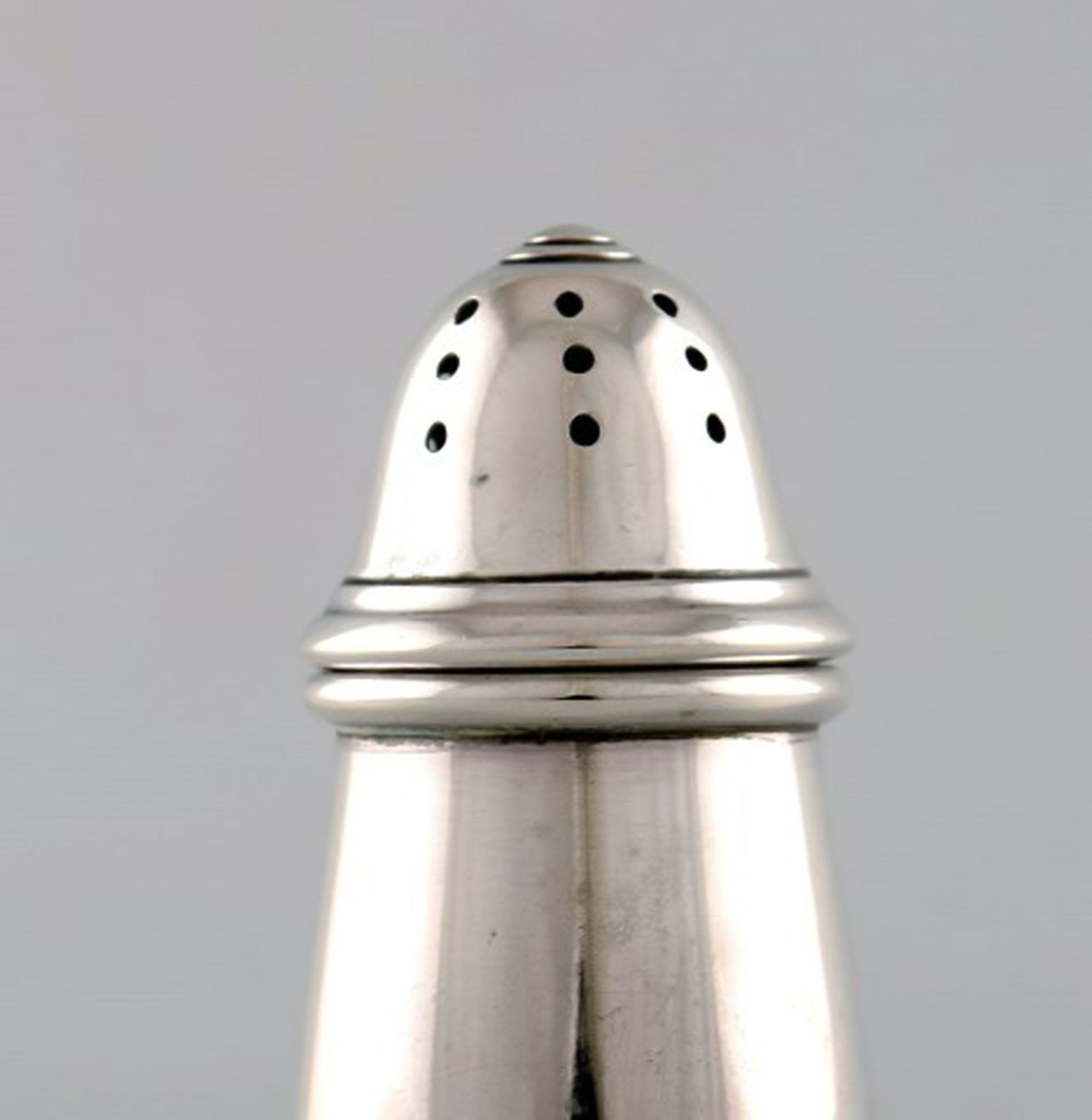 English pepper shaker in silver. Late 19th century. From large private collection. - 2