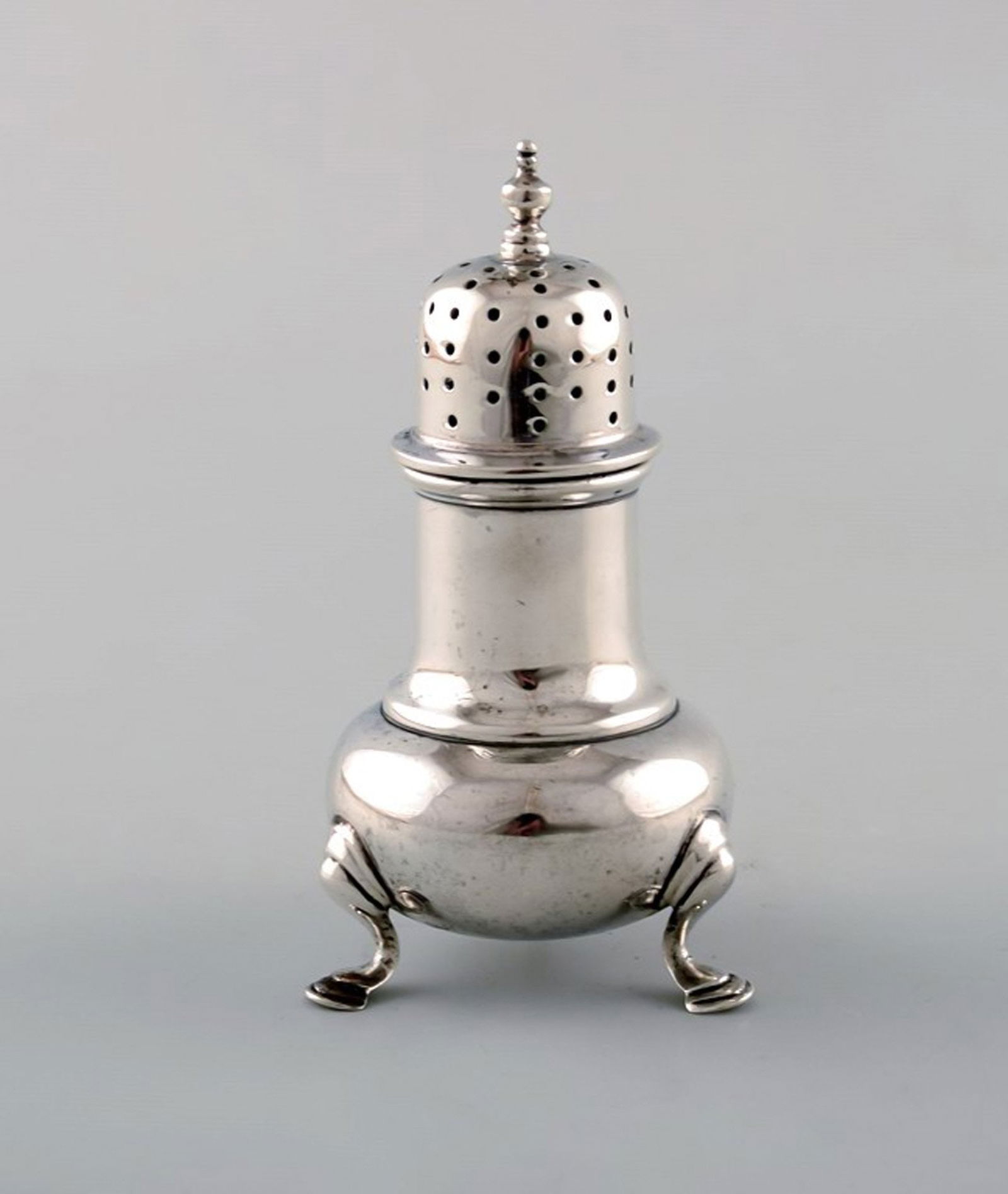 English pepper shaker in silver. Late 19th century. From large private collection. (1 of 5)